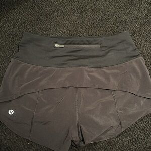 NEVER WORN lulu 2.5” speed up high rise shorts